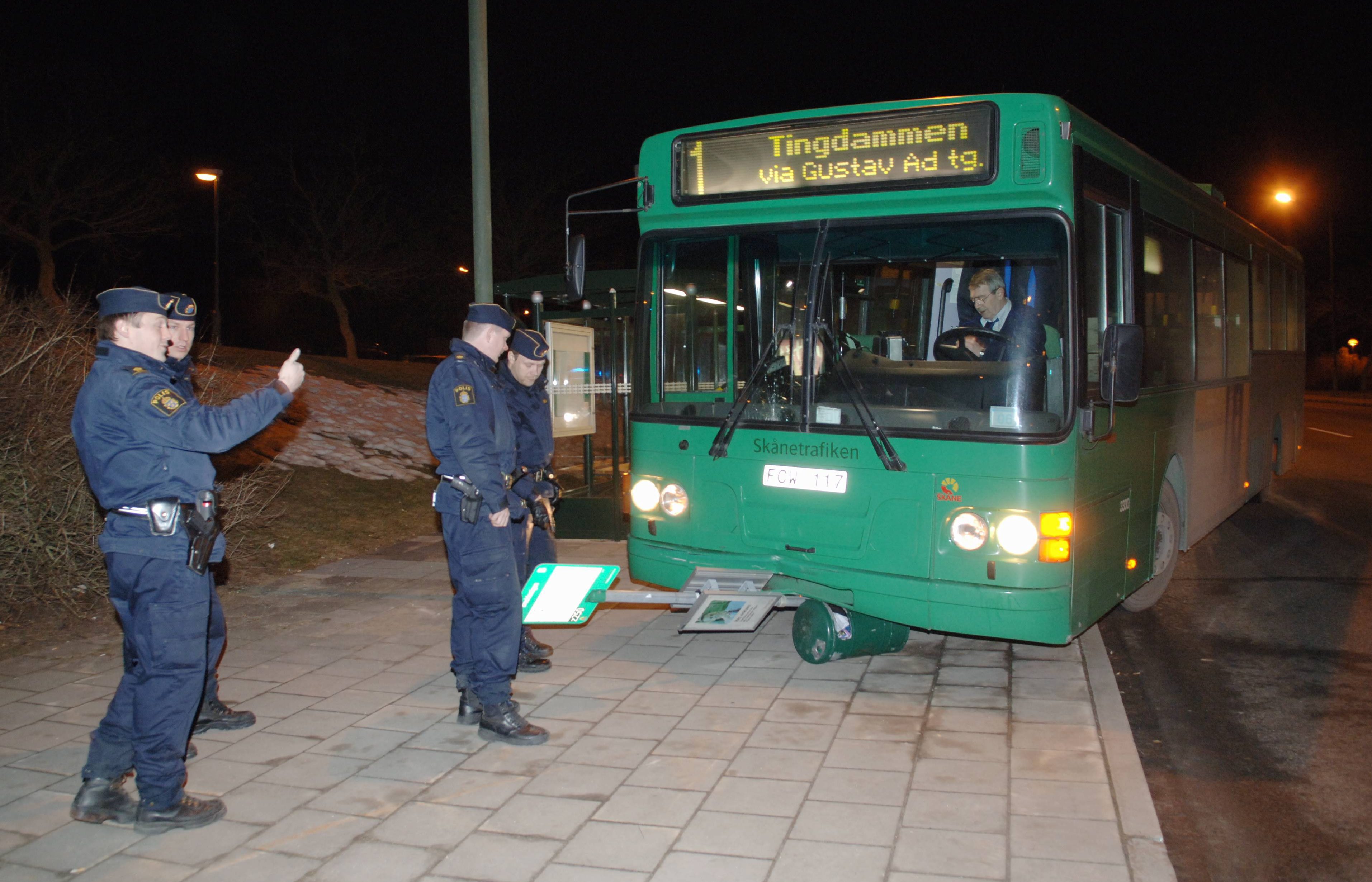 Två unga tonåringar försökte råna en buss i Malmö sent på onsdagskvällen.