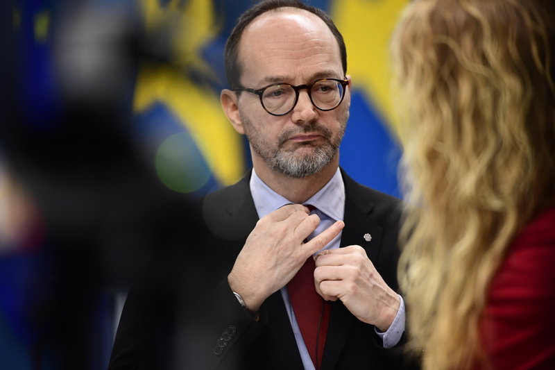 Infrastrukturminister Tomas Eneroth (S) säger att han känner oro av alla avslag på färdtjänstansökningar. Arkivfoto.