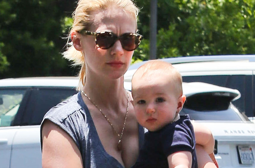 Januari Jones myser med sonen Xander. Söt som socker. Januari Jones myser med sonen Xander. Söt som socker.