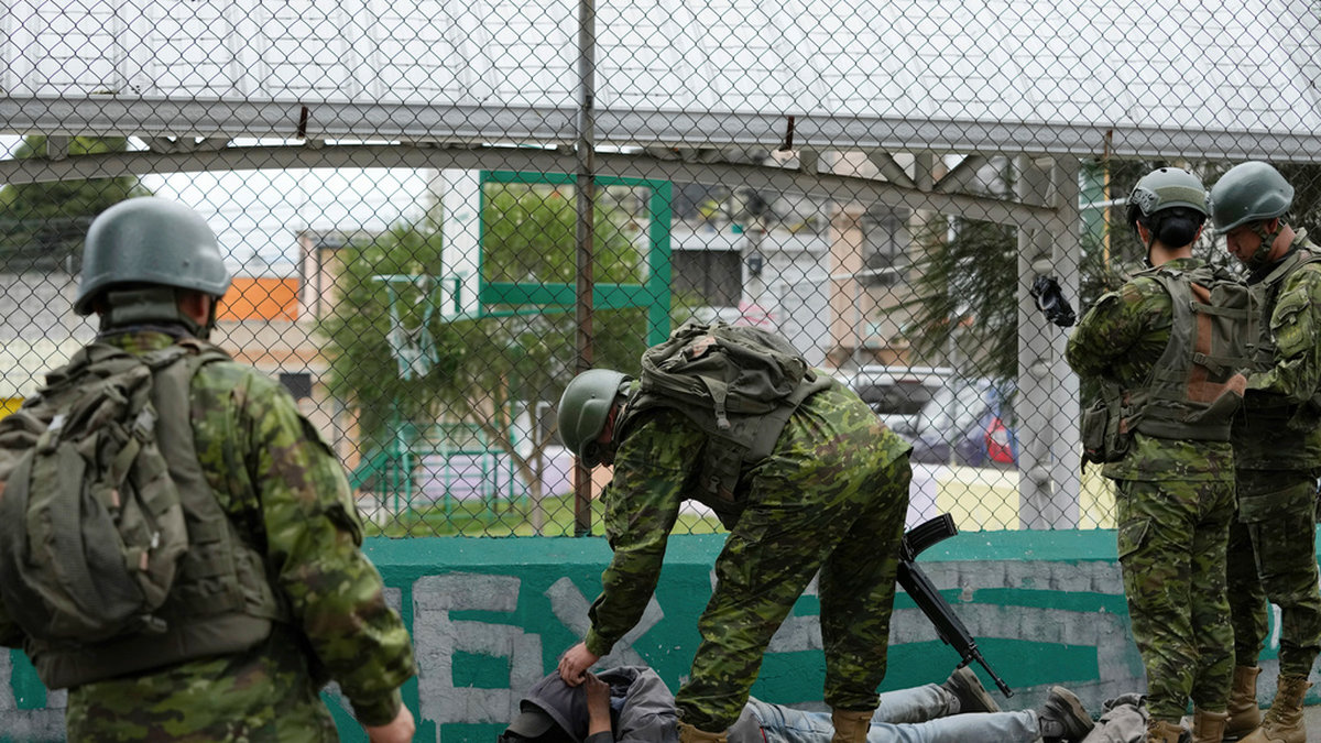 En man kontrolleras av soldater som patrullerar i huvudstaden Quito, Ecuador.
