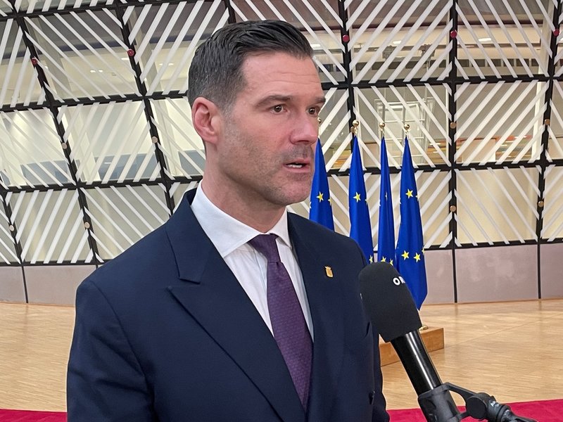 Migrationsminister Johan Forssell på väg in till måndagens EU-möte i Bryssel.