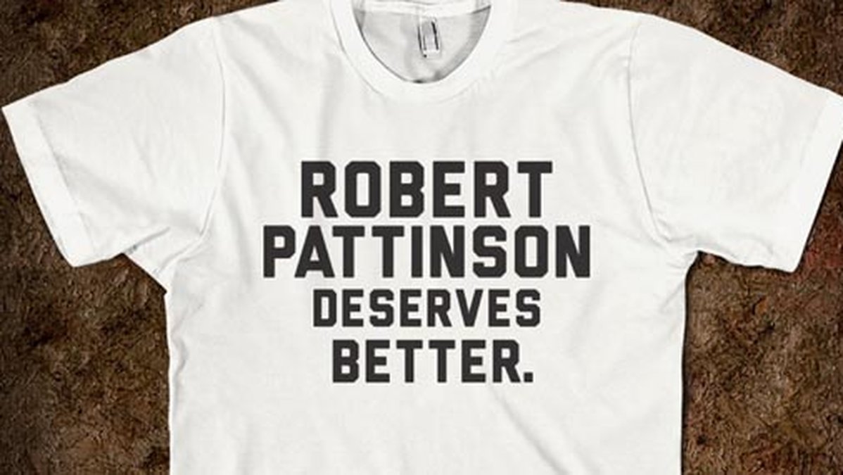 "Robert Pattinson förtjänar bättre" är ett av budskapen på de nya tröjorna.
