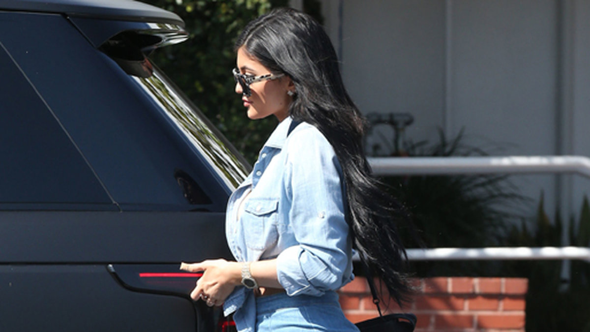 Kylie Jenner kör dubbeldenim när hon shoppar på Fred Segal i Hollywood. 