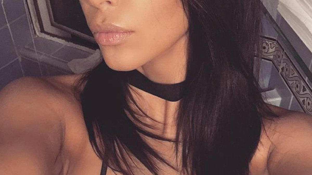 Kim Kardashian selfie med svart överdel