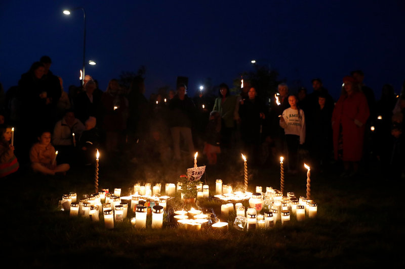 Många hade samlats för att delta i ljusmanifestationen.