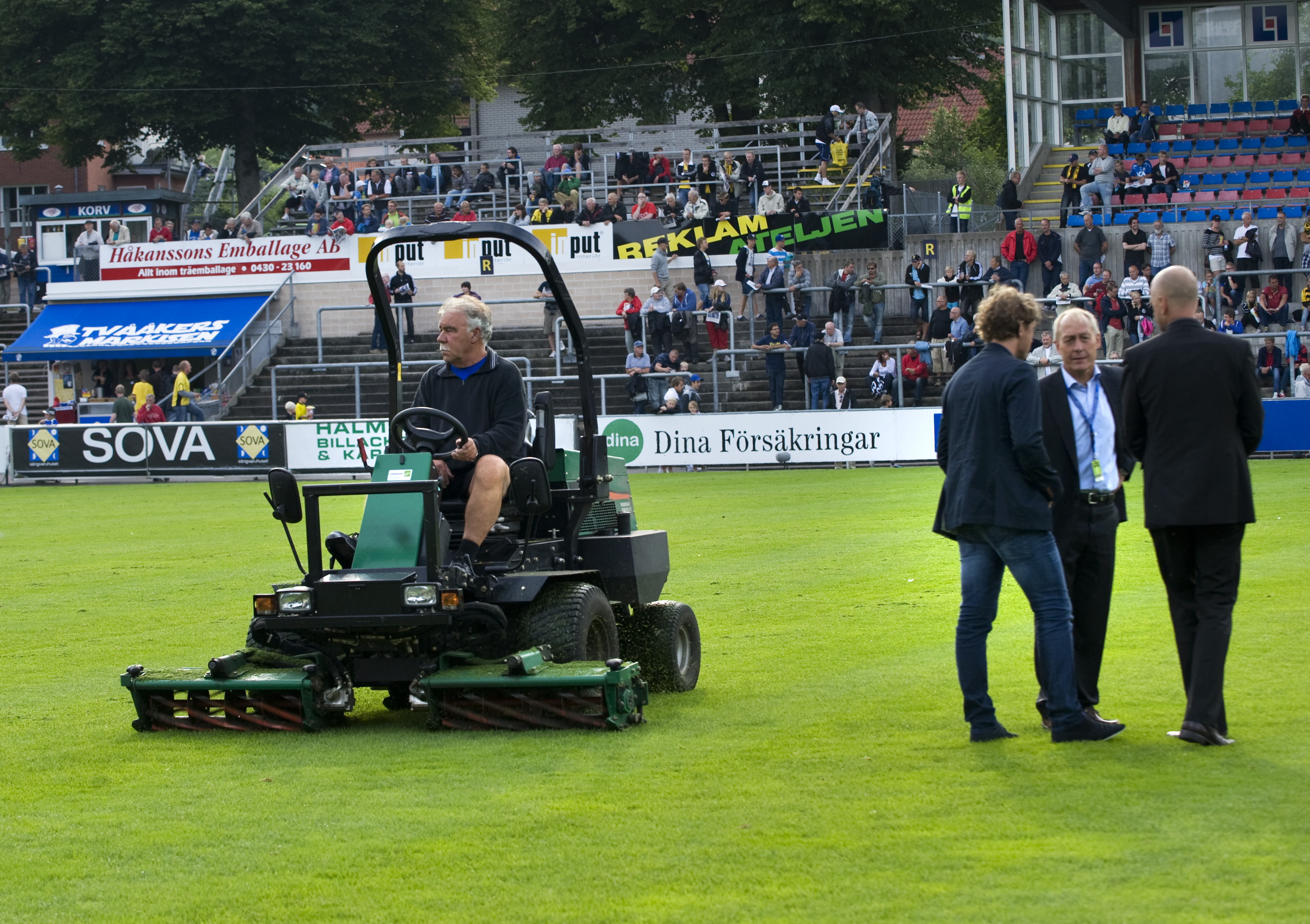 Gräset fick klippas om efter en begärd kontroll från Elfsborg. Matchen sköts upp 20 minuter.