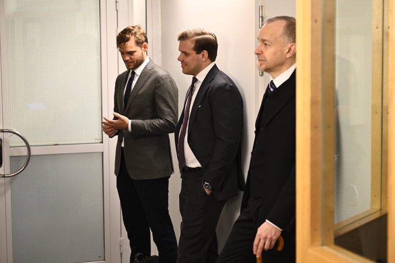 Från vänster advokaterna Ville Edström, Anton Sundberg och Joel Dahlin när Stockholms tingsrätt inleder rättegången mot fyra unga män med kopplingar till en nazistisk aktivklubb. Foto: Henrik Montgomery/TT