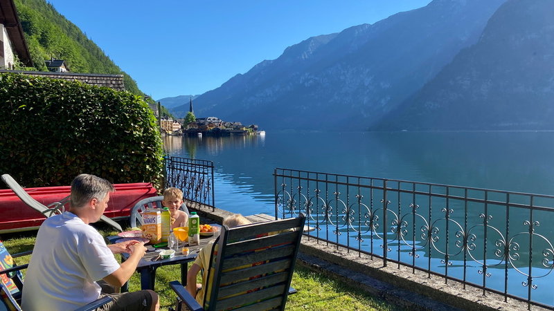 Familjen hyrde undervåningen på ett hus i Hallstatt i Österrike. Huset hade en brygga från trädgården som familjen kunde bada från.