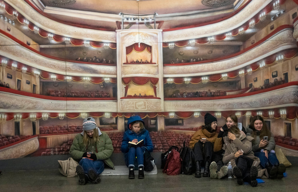 Kievbor samlade i en tunnelbanestation som används som skyddsrum under torsdagens attacker.