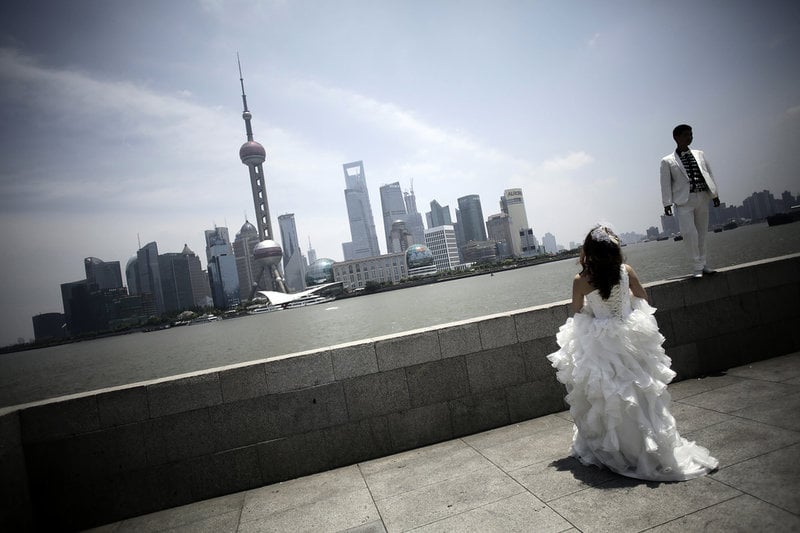 Ett nygift par väntar på fotografering i Shanghai. Arkivbild. 