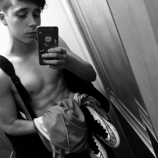 Brooklyn Beckham tar en hiss-selfie. Brooklyn Beckham tar en hiss-selfie.