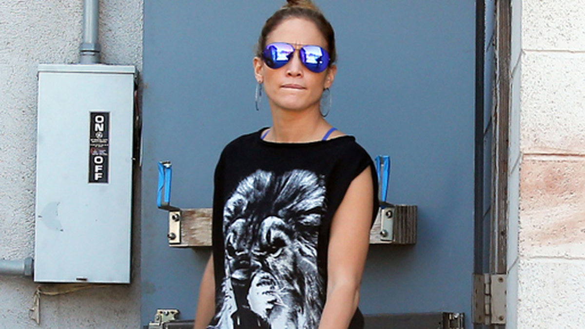 Jennifer Lopez lämnar en dansstudio i Los Angeles. 