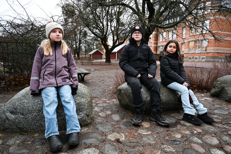 Greta Wiberg, Elise Kahlin och Frank Wiman på Herrgärdsskolan saknar snö på skolgården. Ingen riktig vinter utan snö, tycker de.