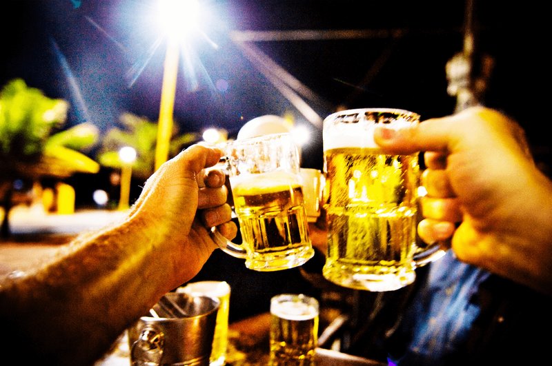 Folk skålar med ölglas Folk skålar med ölglas