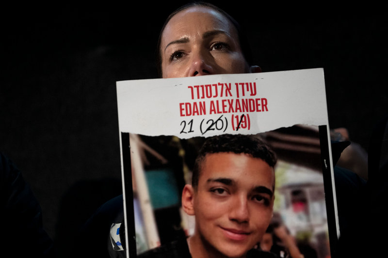 Yael Alexander med en bild på sin son Edan Alexander, som var 19 när han kidnappades till Gaza under 7 oktober-attacken mot Israel. Nu är soldaten 21 – och fortfarande fången.