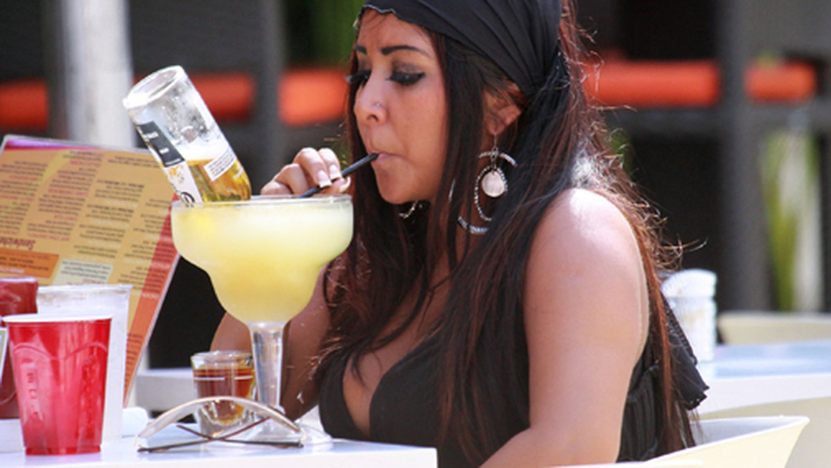 Snooki har alltid varit förtjust i alkohol. Här sippar hon en drink i Miami 2010. 