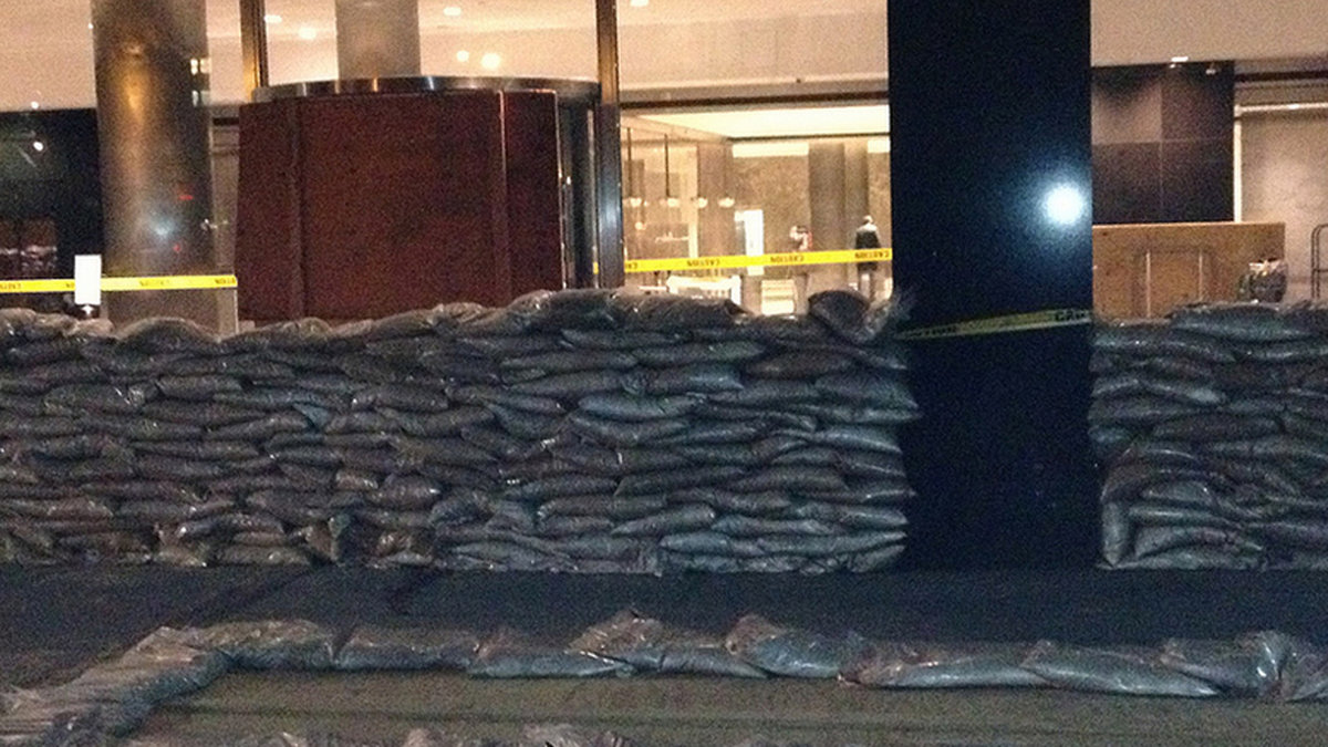 Sandsäckar har placerats utanför MTA:s högkvarter på Broadway. 