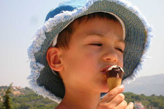 En glass är väl okej på semestern, men undvik socker under flygresan.