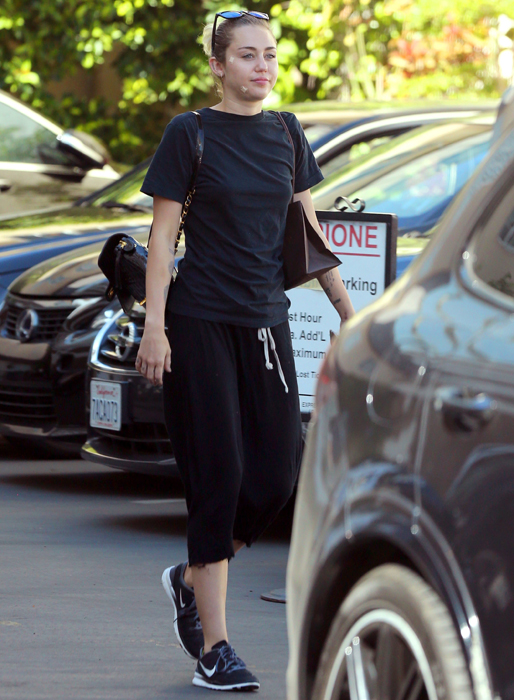 Miley lämnar en skönhetsklinik i Beverly Hills. Miley lämnar en skönhetsklinik i Beverly Hills.