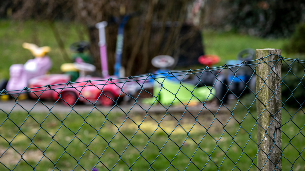 Leksaker bakom staketet runt trädgården där den sjuåriga flickan bodde med sin familj i en ort i Eslövs kommun. Arkivbild.