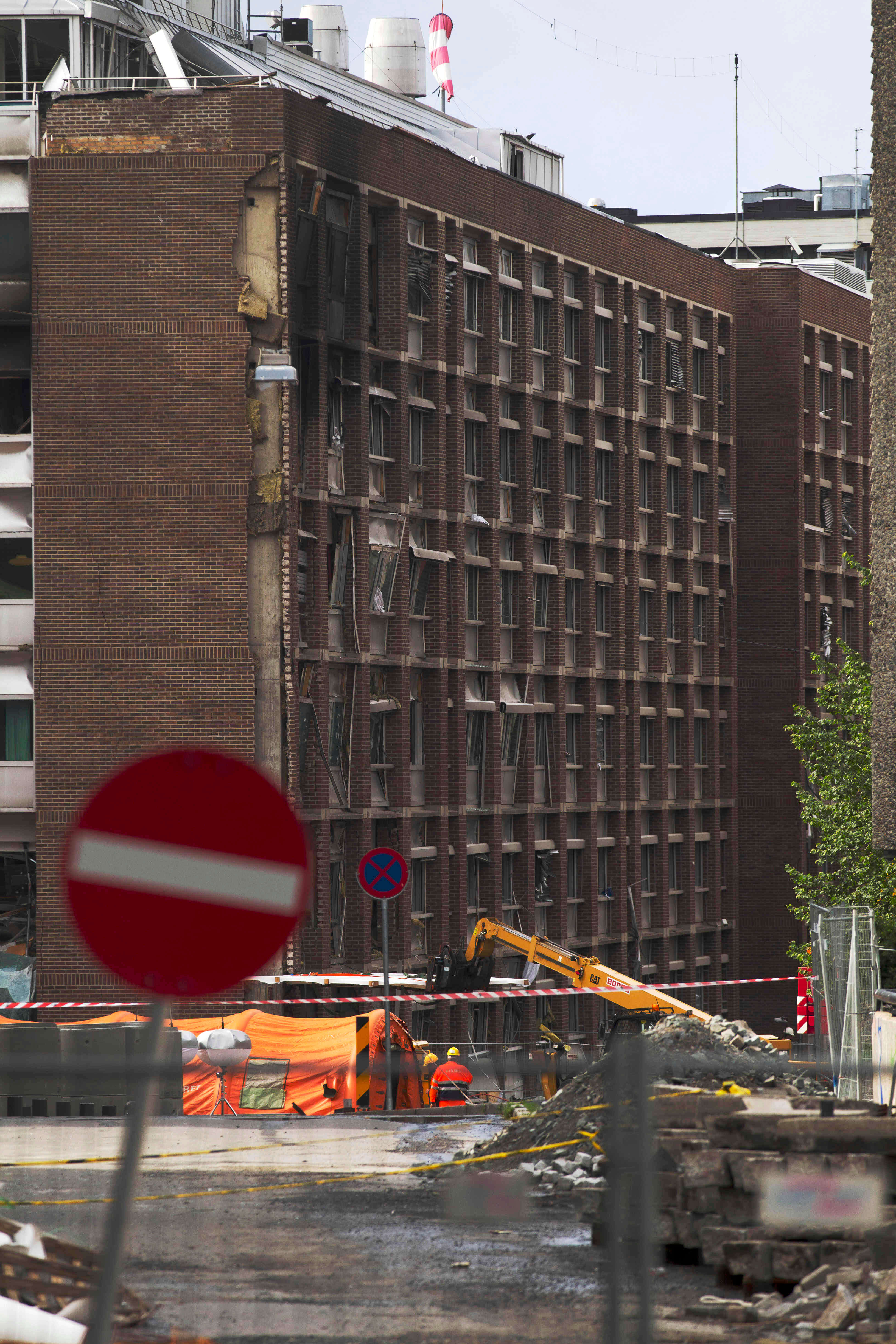 Åtta personer dog och ett femtontal skadades av explosionen. Åtta personer dog och ett femtontal skadades av explosionen.