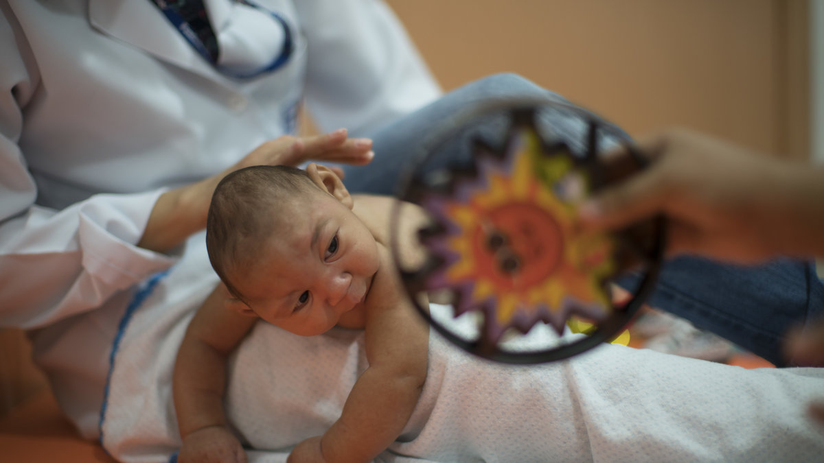 För de drabbabe familjerna blir livet en kamp. Här får tre månader gamla Daniel fysterapi på ett behandlingshem i Recife i Brasilien. 