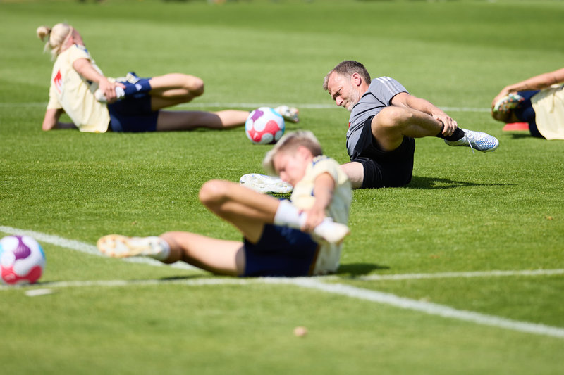 Pontus Ekblom, damlandslagets performance manager, har järnkoll på de svenska spelarnas belastning och ser till att de ligger rätt i återhämtningen. En nyhet till sommarens EM är att han har med sig ett nytt system för att mäta spelarnas vätskenivåer.