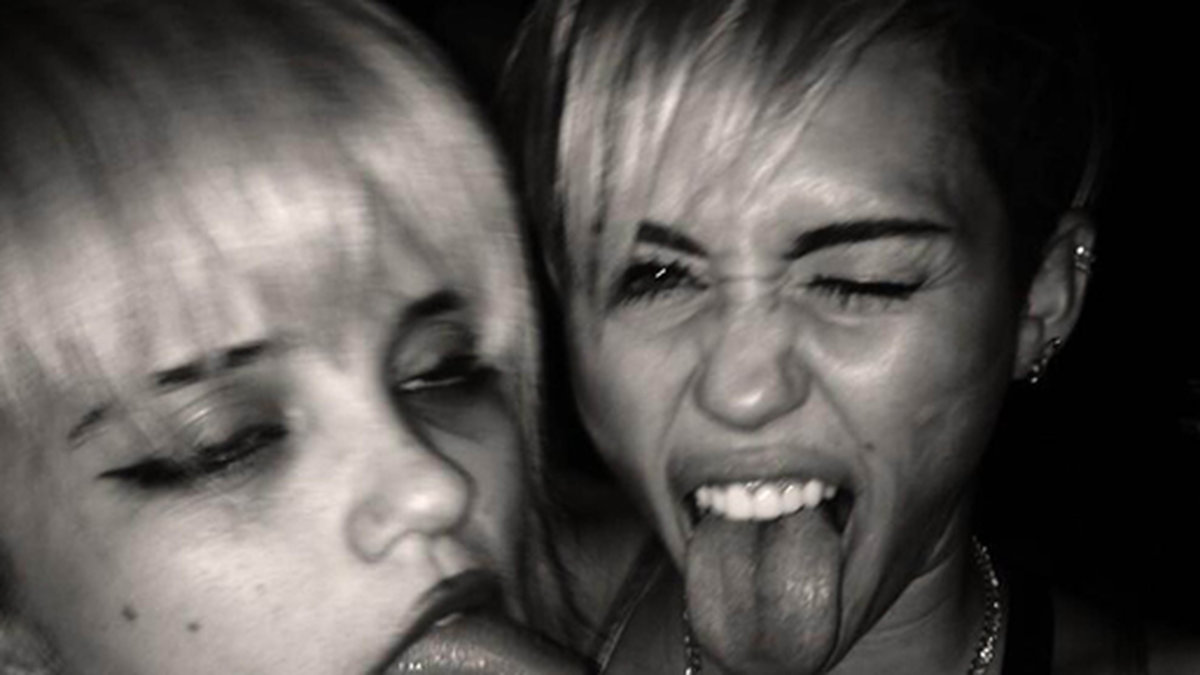 Miley Cyrus kär vidare på sin tunggrej. 