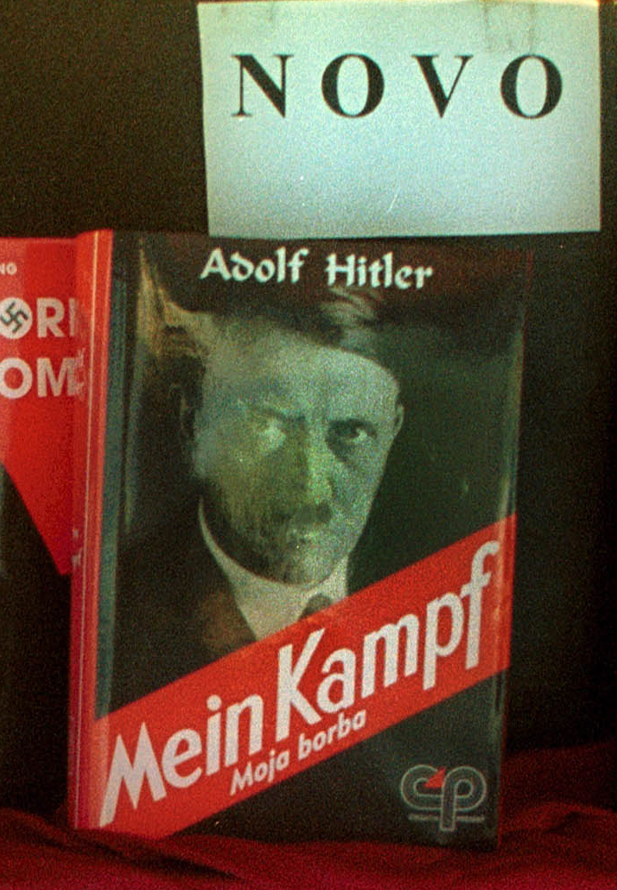 På en del bilder höll nazisterna i Hitlers Mein Kampf.