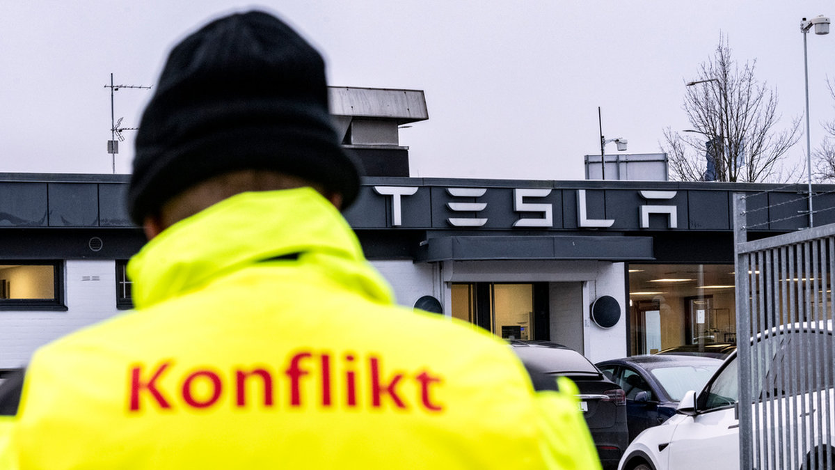 Postnord sympatistrejkar eftersom Tesla inte tecknat kollektivavtal med IF Metall. Här är en strejkvakt från IF Metall utanför Tesla-anläggningen i Malmö.