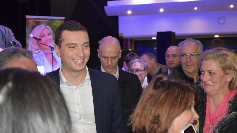 Jordan Bardella blir omringad av mängder av anhängare som ville ha autografer och ta bilder med honom. RN:s andra två viceledare, Louis Aliot och David Rachline, går hyfsat ostört runt i lokalen efter mötet.