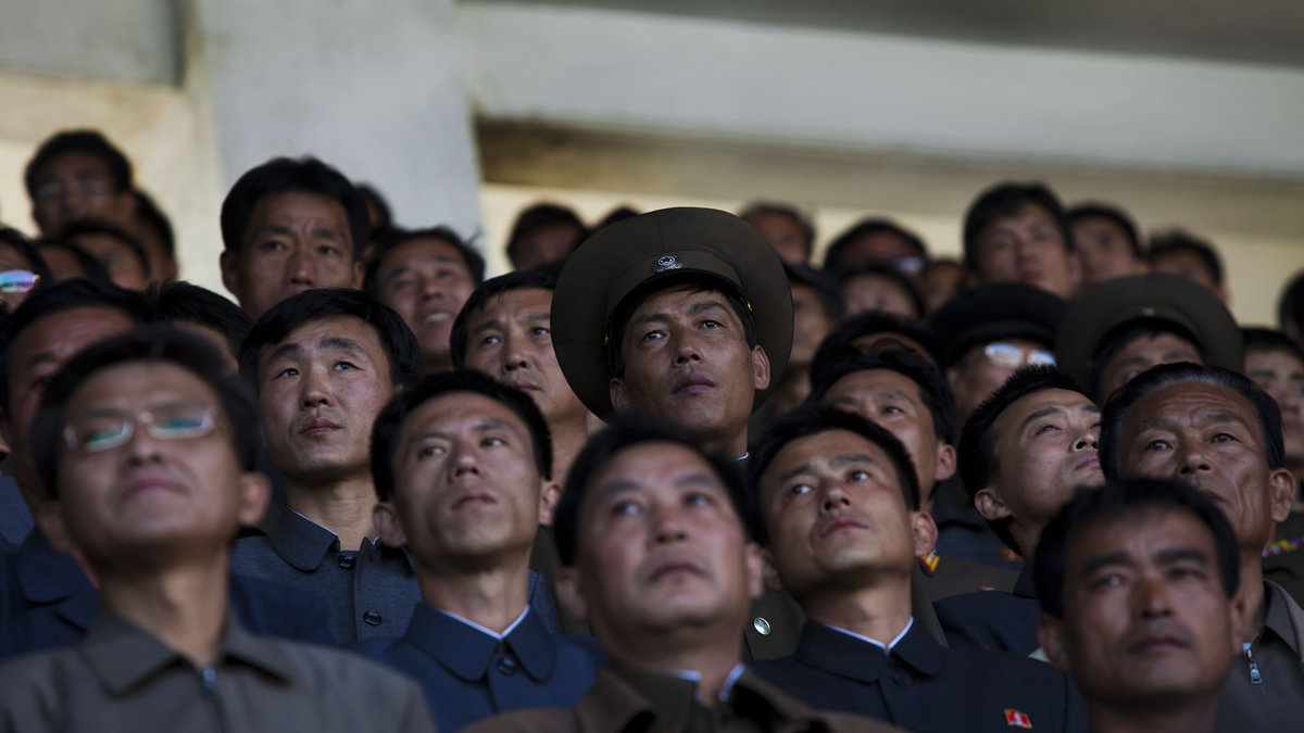 Nordkoreanska fans som är lite mer samlade.