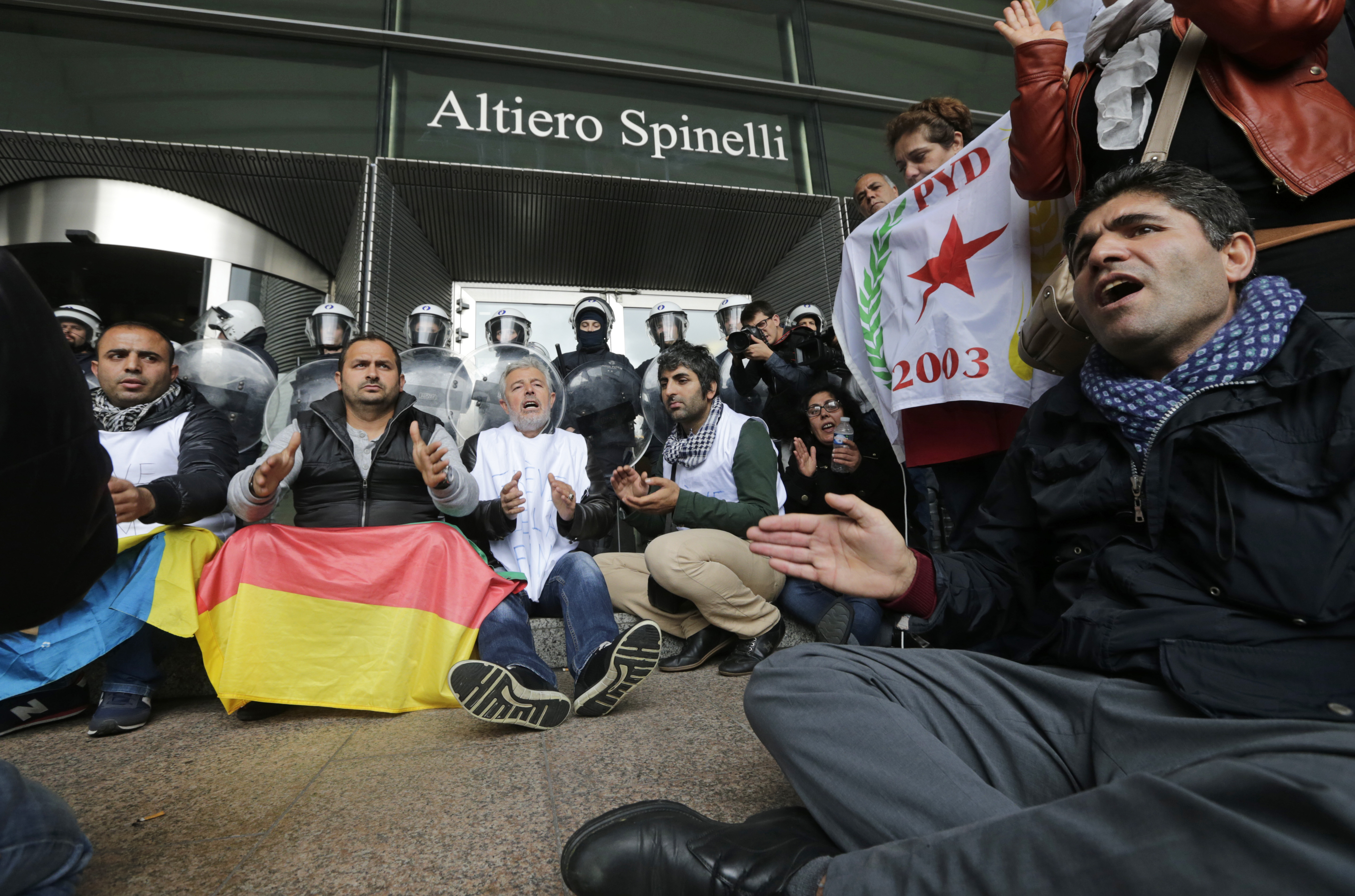 Kurdiska demonstranter sittstrejkar utanför Europaparlamentet i Bryssel. Kurdiska demonstranter sittstrejkar utanför Europaparlamentet i Bryssel.