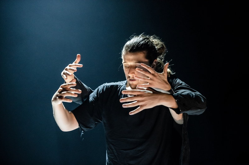 'Pianotopografier' är ett samarbete mellan Riksteatern och Rum för Dans i Halland. Anton Borgström är en av fyra dansare som medverkar. Även Kenneth Kvarnström tar plats på scen, men sitter mest på en pall och stirrar in i fonden. Pressbild.