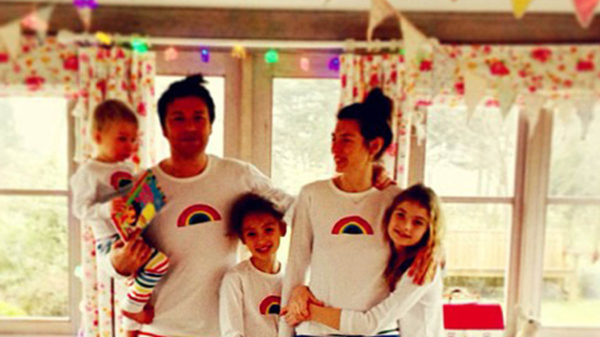Jamie Oliver med familjen, i likadan pyjamas.