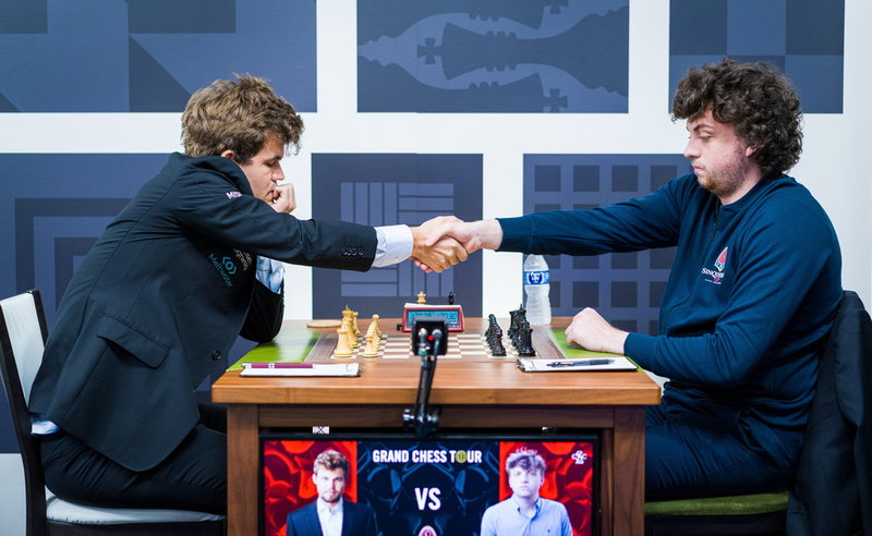 Världsmästaren Magnus Carlsen, vänster, skakar hand med Hans Niemann inför duons match på Sinquefield Cup i början av september.