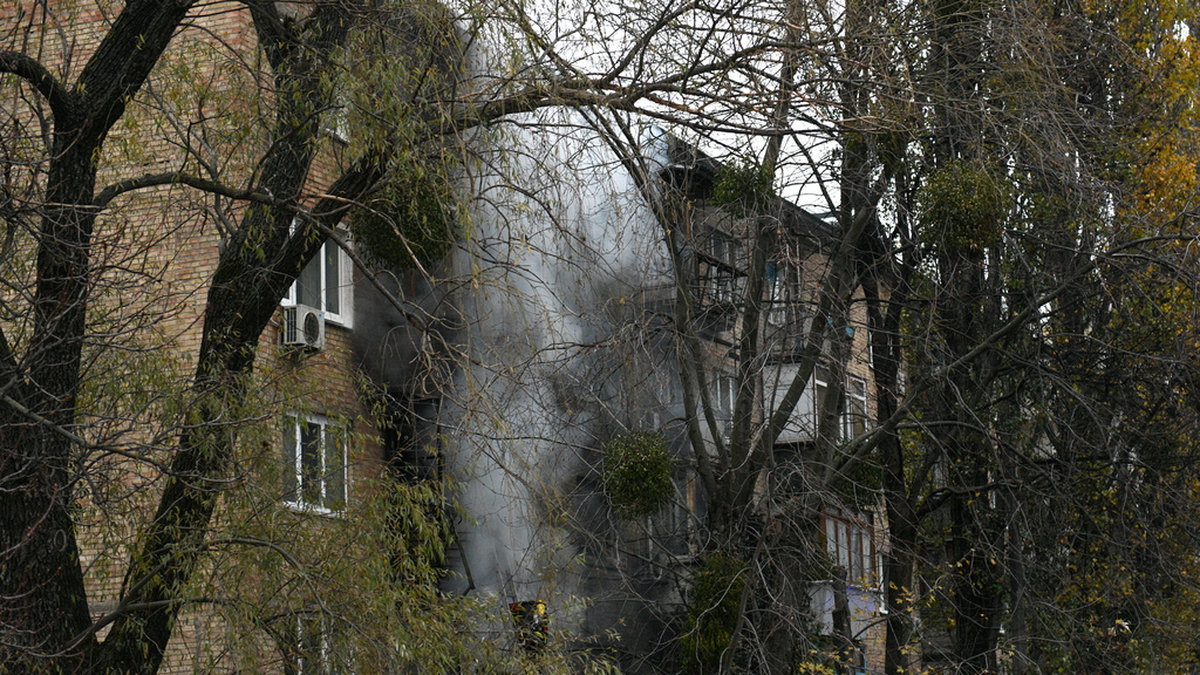 Ett skadat bostadshus i Kiev under tisdagseftermiddagen.