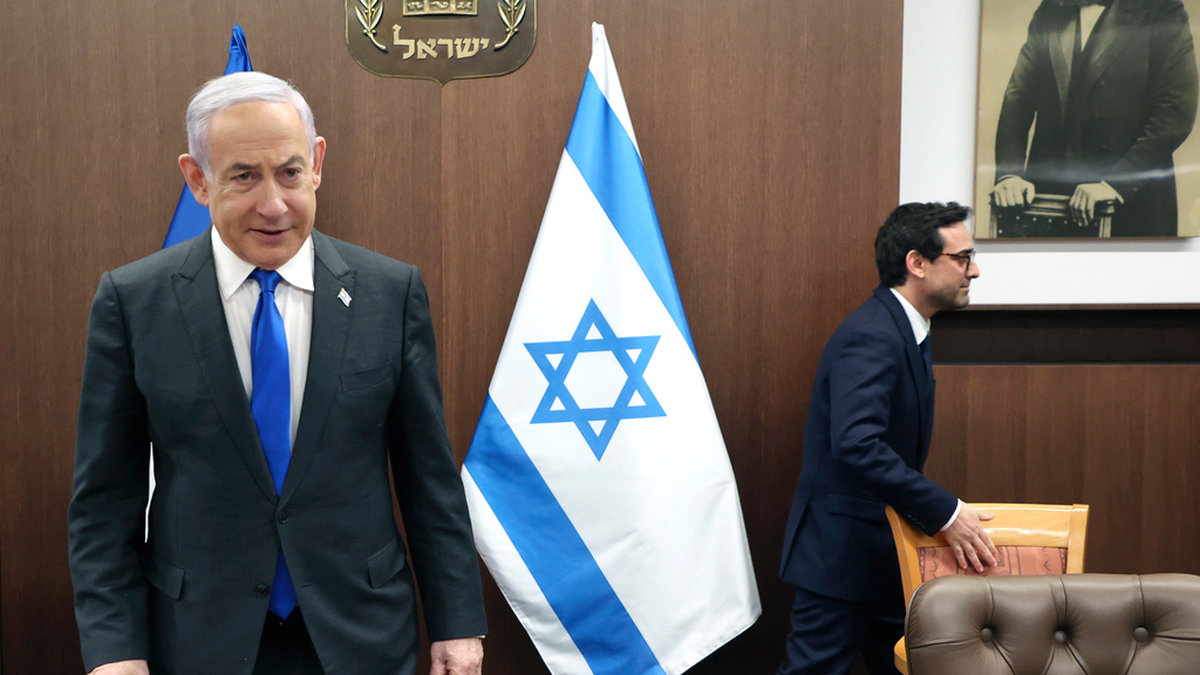 Israels premiärminister Benjamin Netanyahu (till vänster) i samband med ett möte med franske utrikesministern Stephane Sejourne i februari tidigare i år.