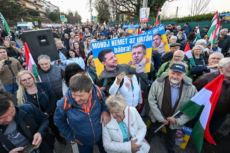 Anhängare till premiärminister Viktor Orbán demonstrerar mot oppositionen och Ukraina utanför ukrainska ambassaden i Budapest den 6 mars.