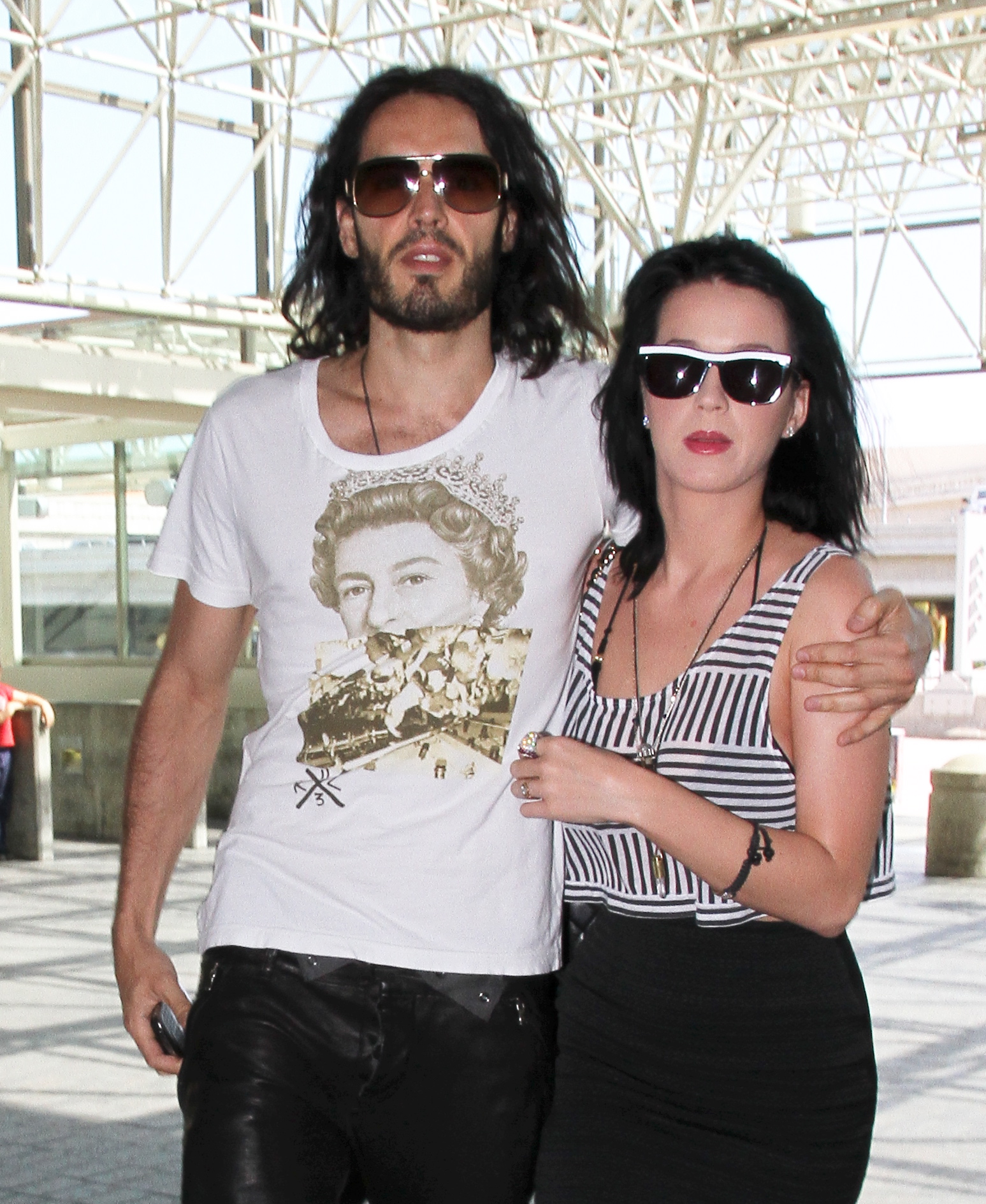 Russell Brand och Katy Perry ska gifta sig i latexkläder.