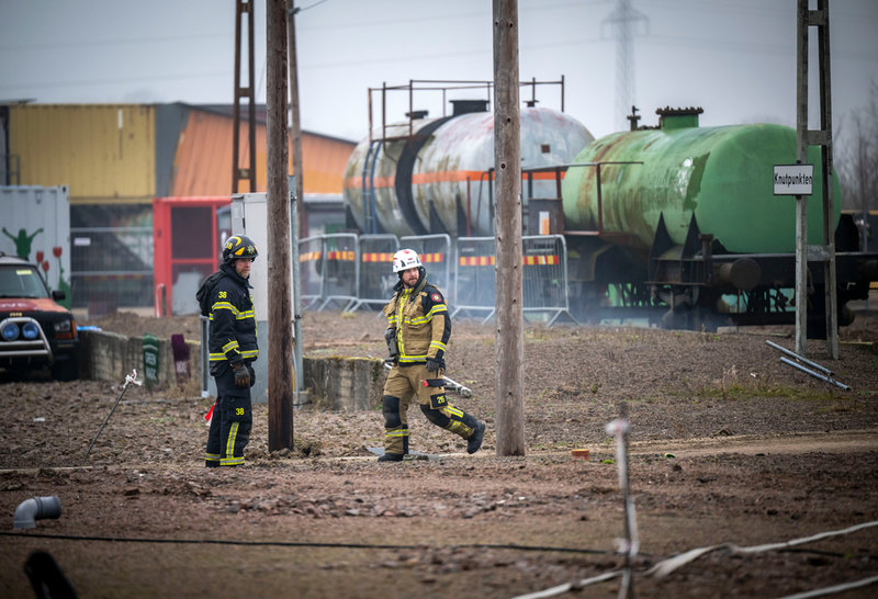 Brandmännen scannar av området kring ett godståg under en övning med scenariet att det utsatts för någon form av sabotage vid utbildningen på Brandorama i Helsingborg.