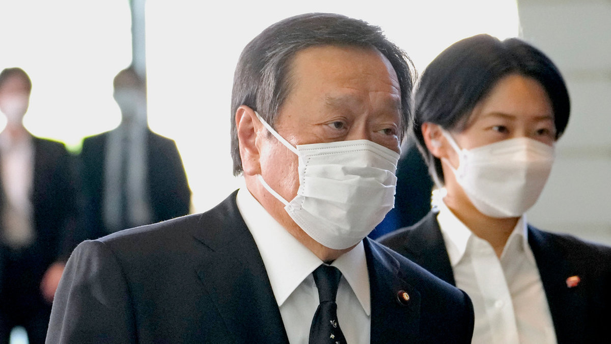 Yasukazu Hamada ersätter Shinzo Abes bror Nobuo Kishi på försvarsministerposten.
