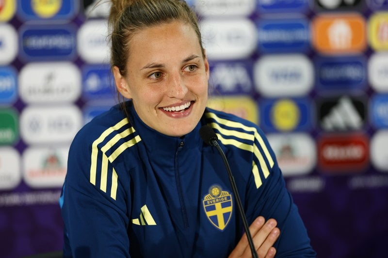 Mittbacken Nathalie Björn på måndagens pressträff på Swissporarena i Luzern, inför tisdagens EM-match mot Polen.