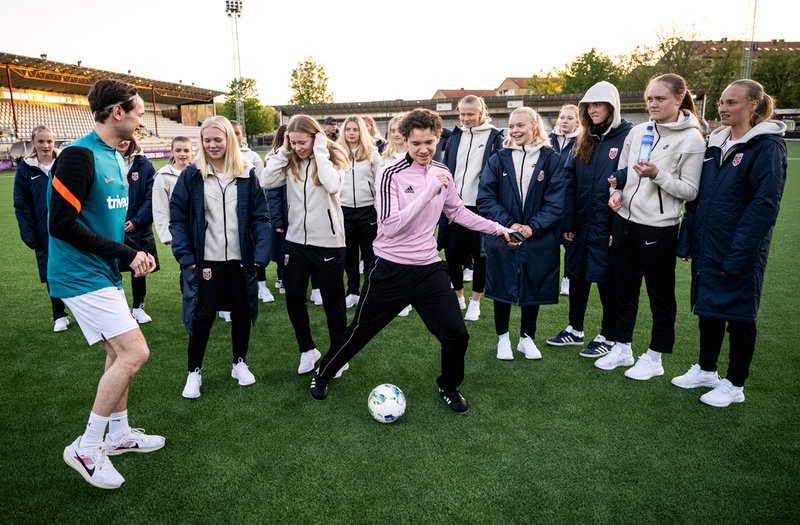 Sveriges Marcus och Martinus laddade med att kicka boll, här på Malmö IP tillsammans med de norska landslagsdamerna som är i Malmö för att spela U17-Europamästerskapet i fotboll.