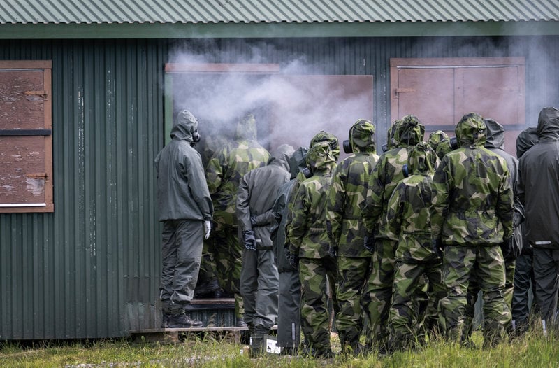 För att kontrollera att skyddsmasken sluter tätt går de blivande hemvärnssoldaterna in i en kammare med tårgas.
