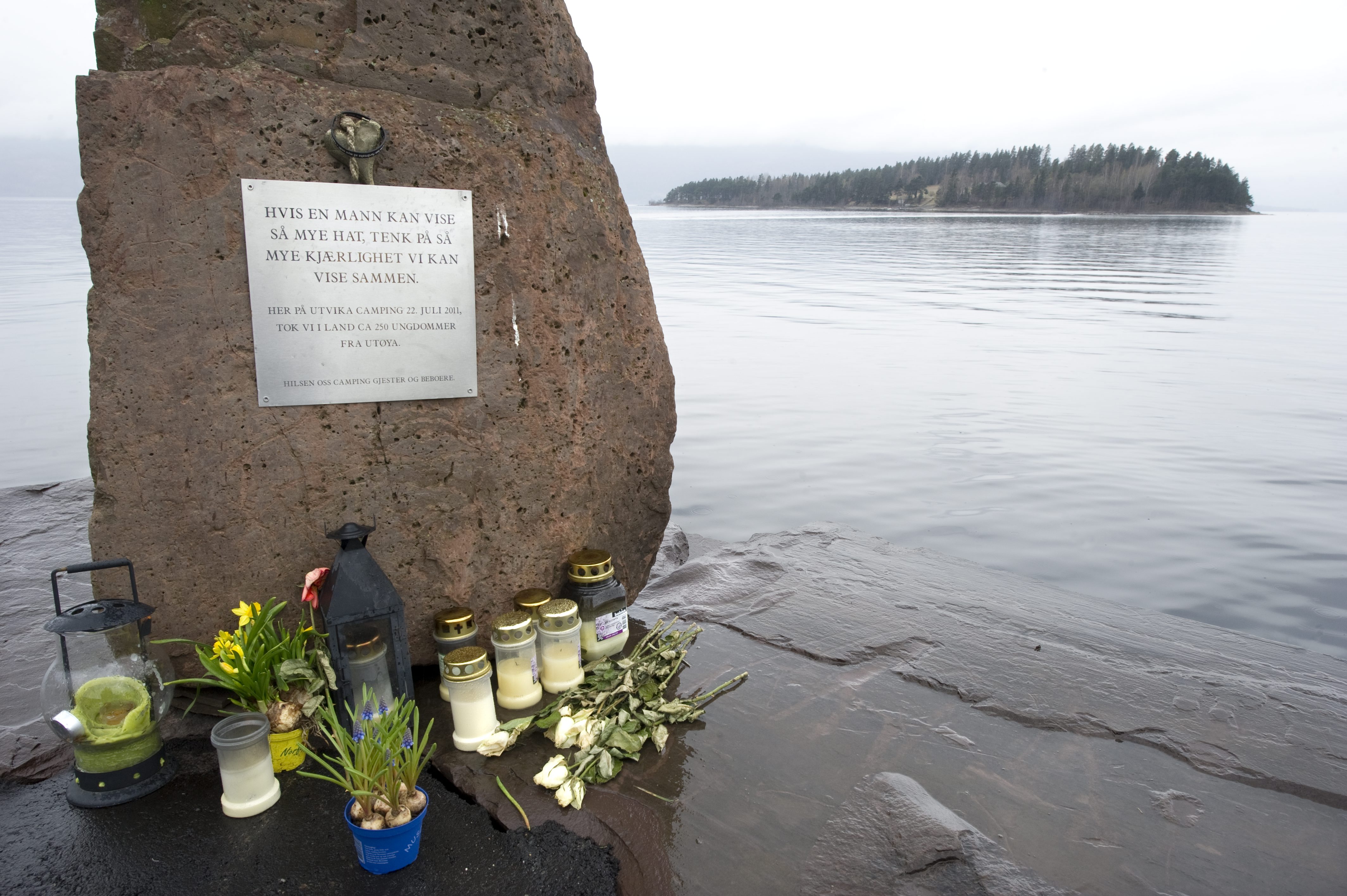 En minnesplakett har satts upp för de som föll offer för massmördaren. 