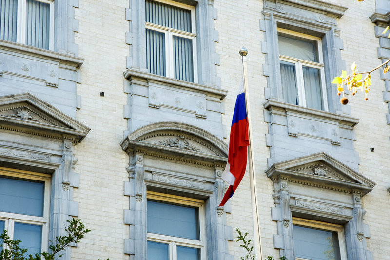 Den ryska flaggan vajar vid Rysslands EU-ambassad i centrala Bryssel, bara ett stenkast bort från den belgiska regeringens lokaler – och USA:s ambassad.