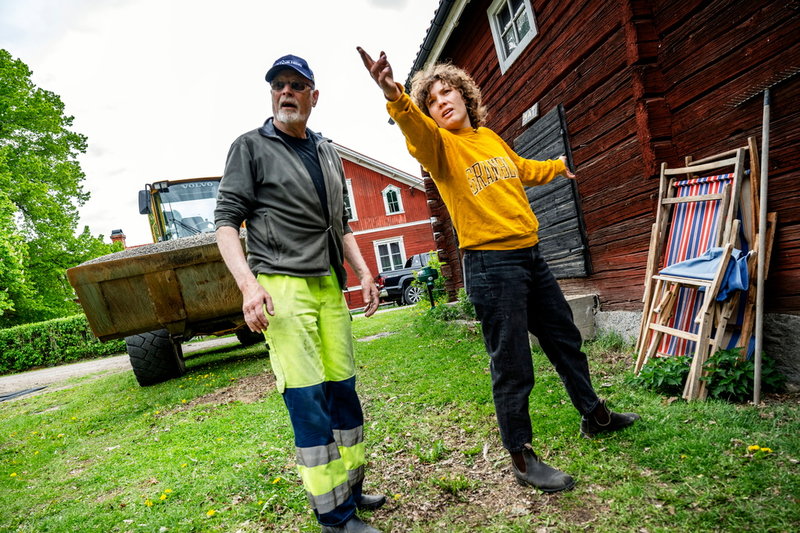 I en av ladorna på gården har Amanda Bergman arrangerat konserter under flera år. Här dirigerar hon en grusleverans inför en konsert.