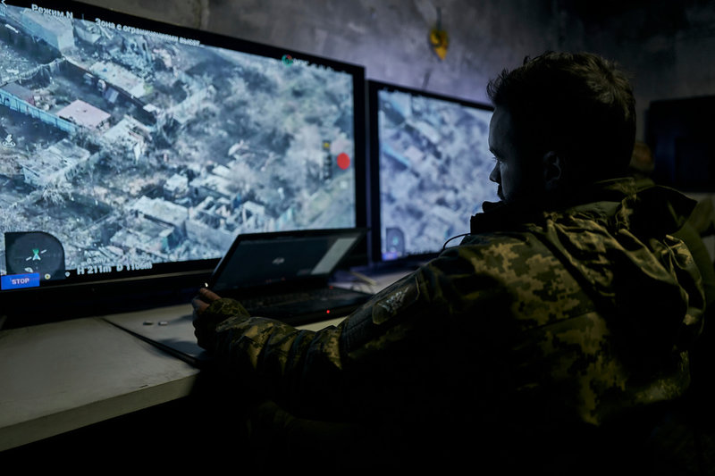 En ukrainsk soldat i regionen Donetsk följer en drönares videoflöde från en underjordisk sambandscentral.