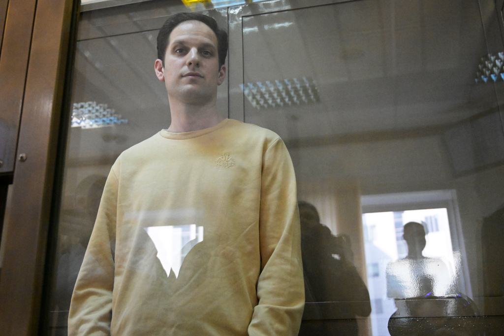 Wall Street Journal-journalisten Evan Gershkovich i en rättssal i Moskva på tisdagen.